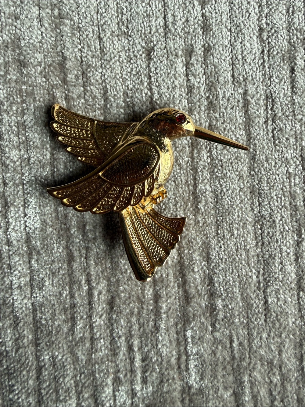 Vintage Avon Golden Hummingbird Brooch 1990 Gold Tone Bird Rhinestone Eye Boxed